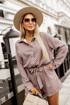 Tuta corta a camicia beige casual di Moda-Mania con stampa G, cinturino in tessuto e tasche laterali, abiti corti femminili.
