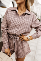 Tuta corta a camicia casual beige con stampa G, cinturino in tessuto e tasche laterali, brand Moda-Mania