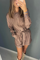 Tuta corta casual beige a stampa G di Moda-Mania con cinturino in tessuto e tasche laterali, abiti corti comodi e alla moda