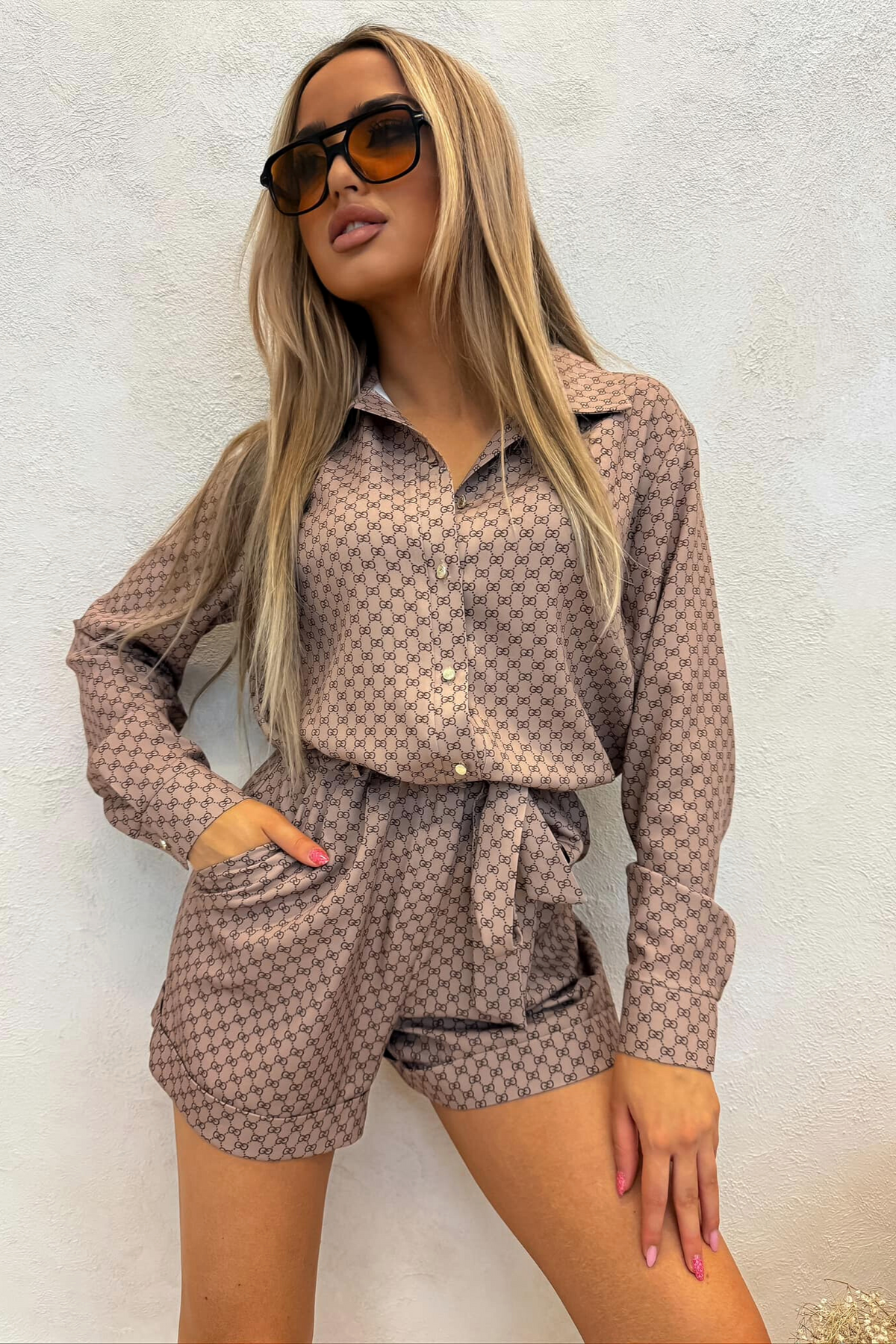 Tuta corta a camicia casual beige con stampa G, cinturino in tessuto e tasche laterali, abiti corti Moda-Mania.