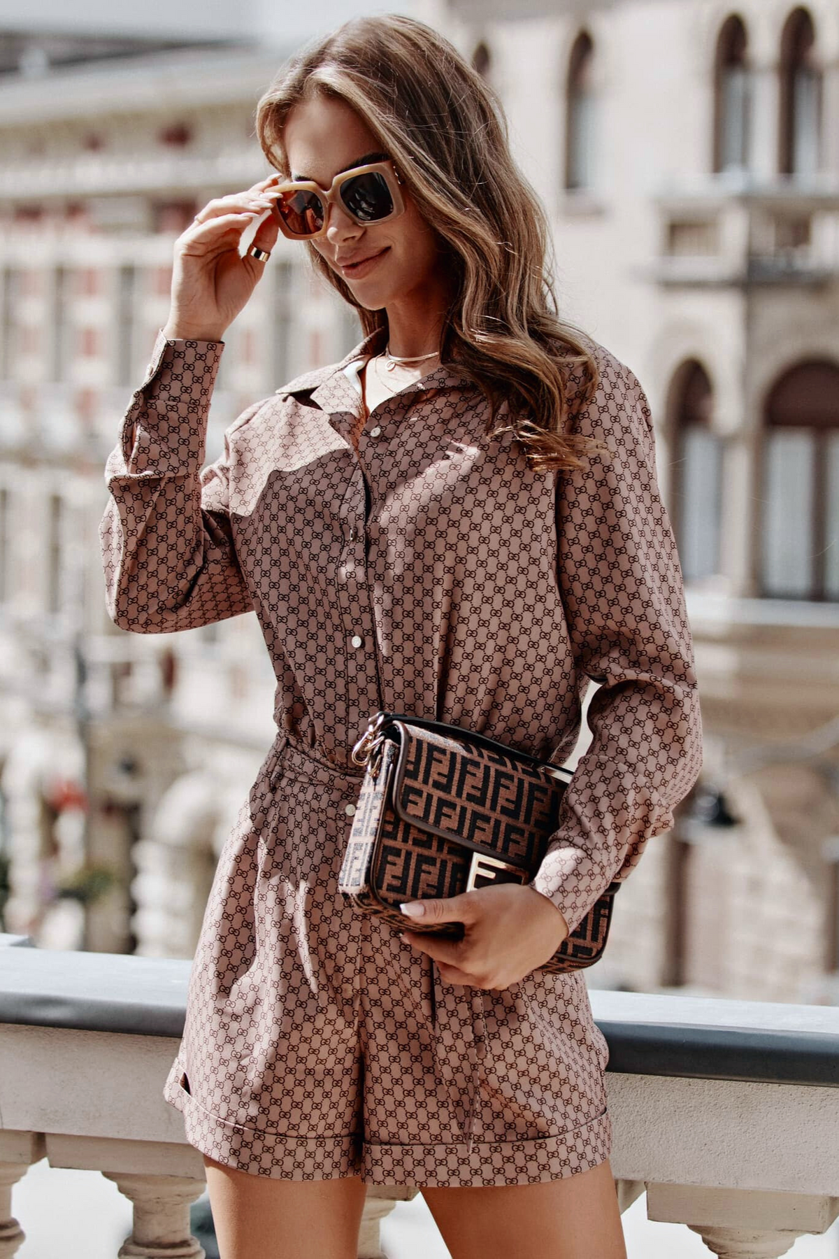 Tuta corta a camicia casual beige con stampa G, cinturino in tessuto e tasche laterali, moda Moda-Mania, abiti corti.