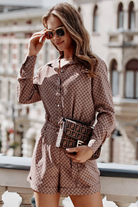 Tuta corta a camicia casual beige con stampa G, cinturino in tessuto e tasche laterali, moda Moda-Mania, abiti corti.
