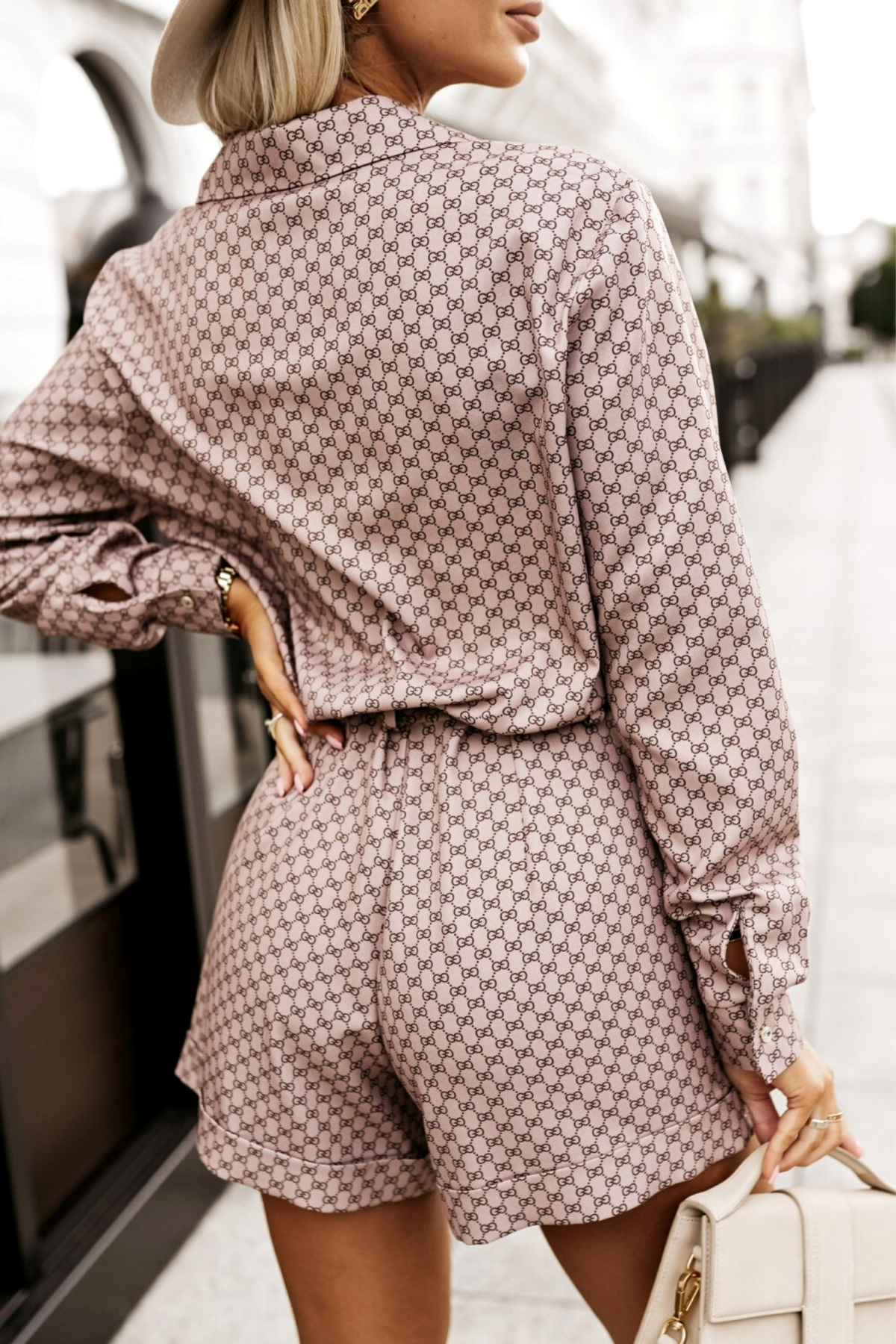 Tuta corta a camicia casual beige con stampa G, cinturino in tessuto e tasche laterali, abiti corti Moda-Mania