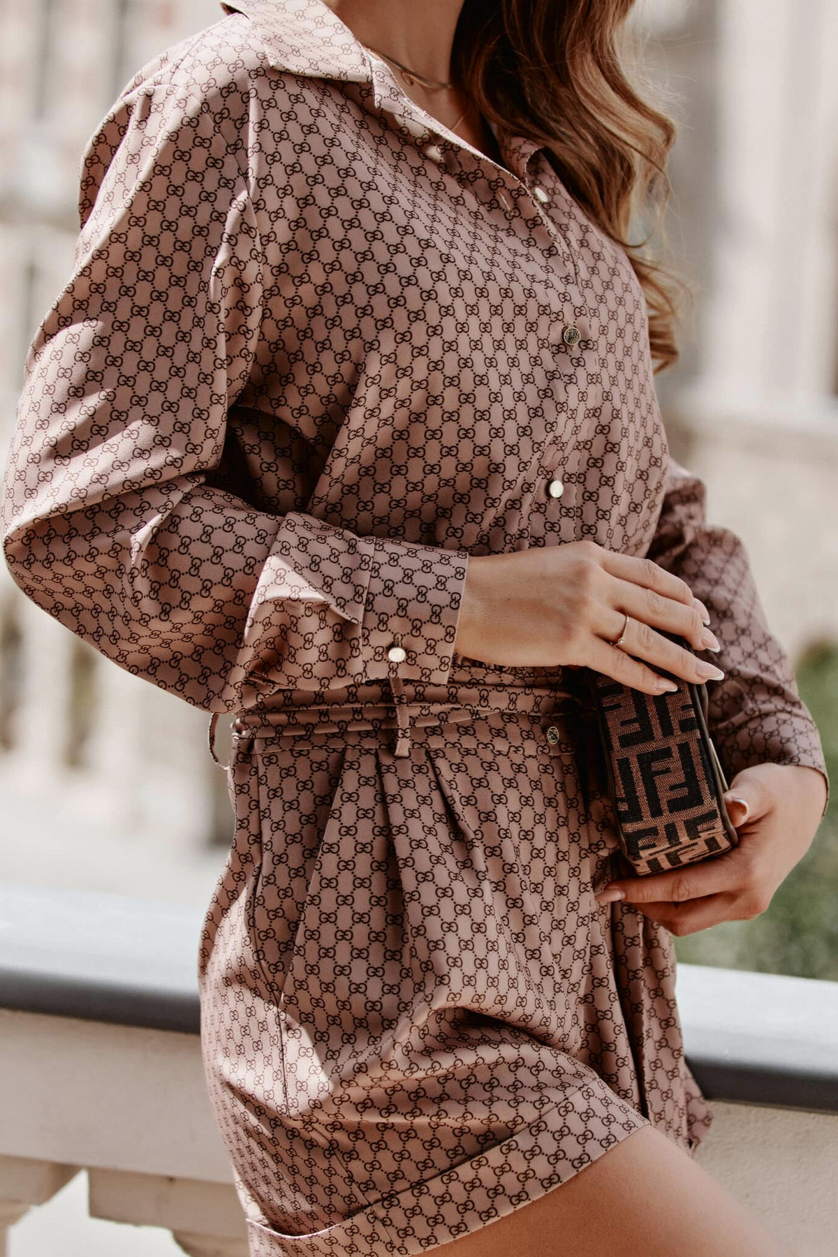 Tuta corta a camicia casual beige con stampa G, cinturino in tessuto e tasche laterali, abiti corti Moda-Mania.
