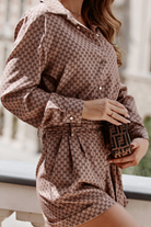 Tuta corta a camicia casual beige con stampa G, cinturino in tessuto e tasche laterali, abiti corti Moda-Mania.