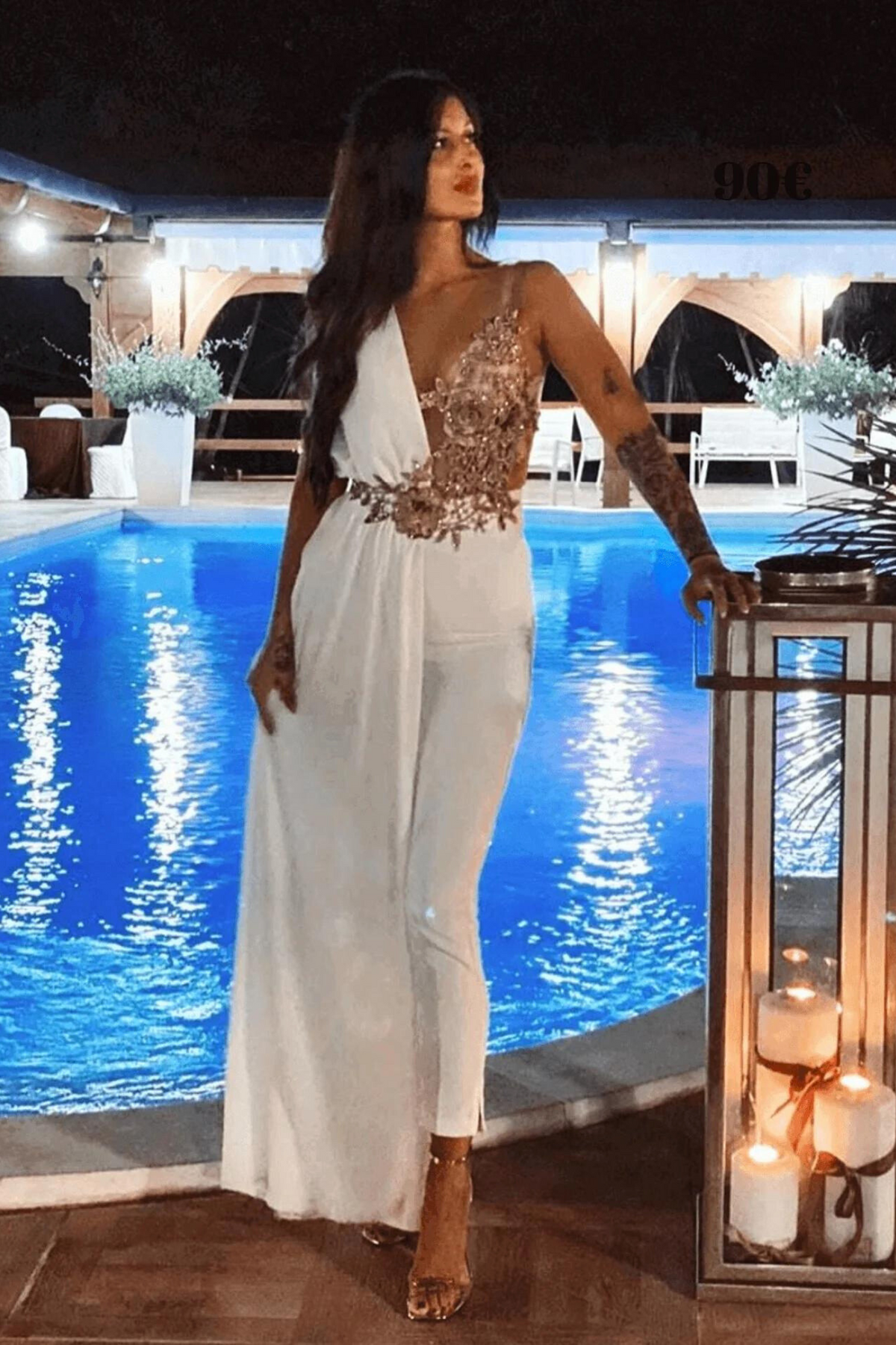 Salopette elegante bianca alla romana Bby con corpetto in tulle a fiori dorati e strascico laterale, perfetta per occasioni speciali.