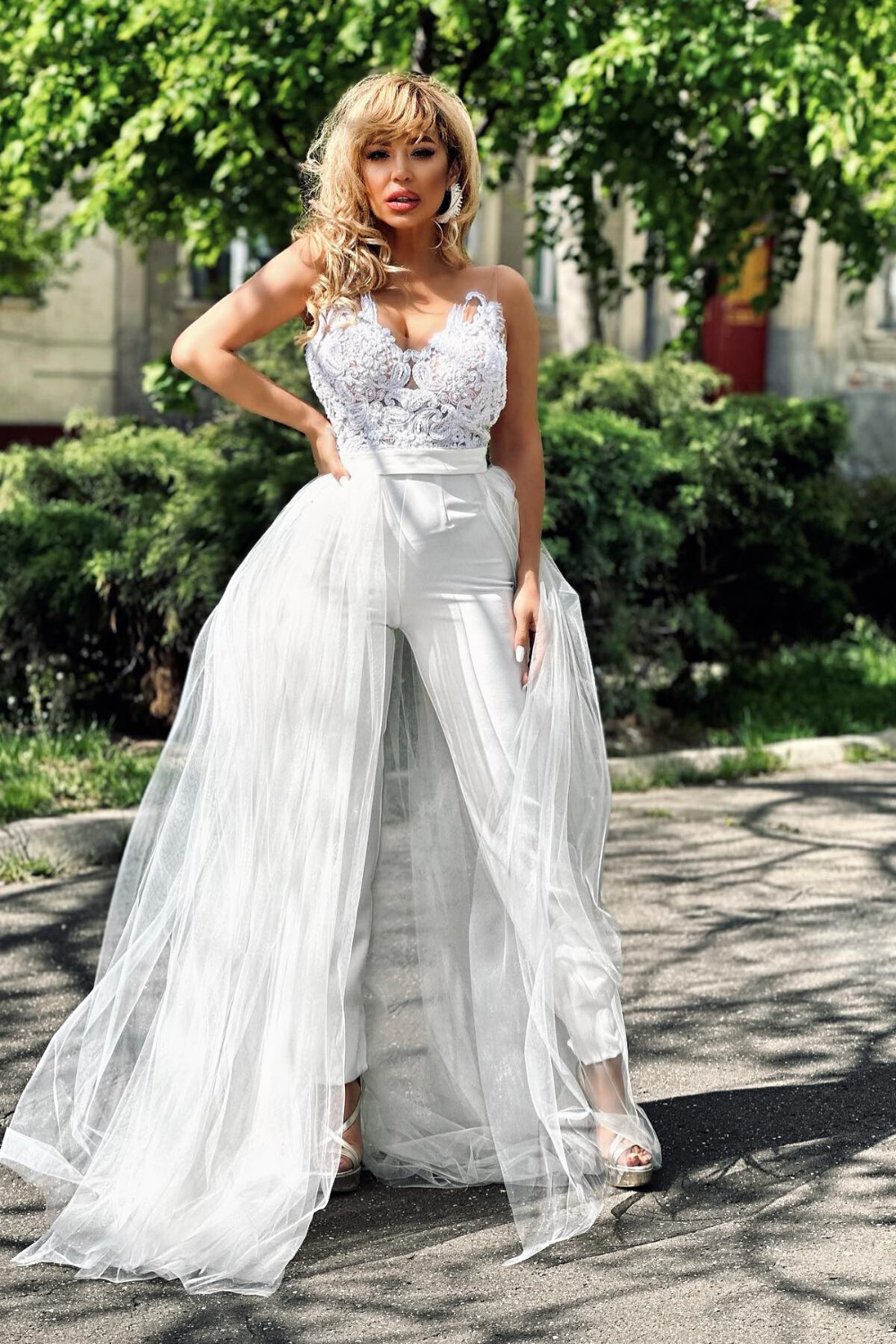 Salopette bianca elegante Axa Moda-Mania con strascico in tulle staccabile e corpetto ricamato, perfetta per occasioni speciali