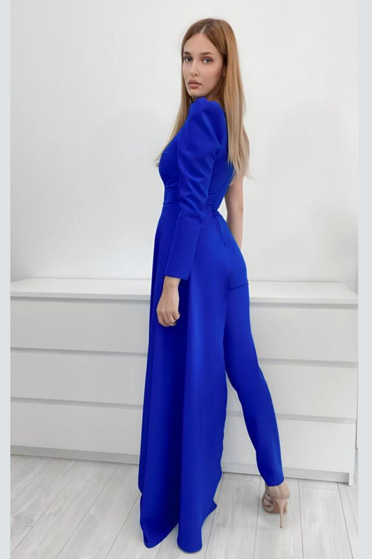 Salopette elegante blu elettrico Moda-Mania con strascico laterale e applicazioni floreali 3D, in tessuto monomaniaco.