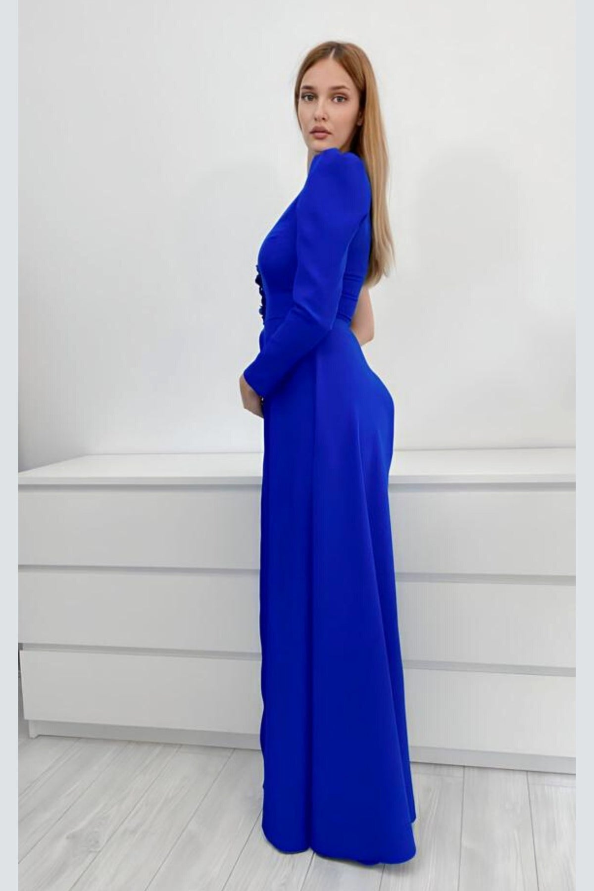 Salopette elegante blu elettrico Moda-Mania con strascico laterale e applicazioni floreali 3D, stile monomaniaca.