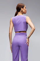 Salopette elegante lilla lavanda Bby con cintura, vestibilità raffinata e dettagli accessoriati, perfetta per occasioni speciali.