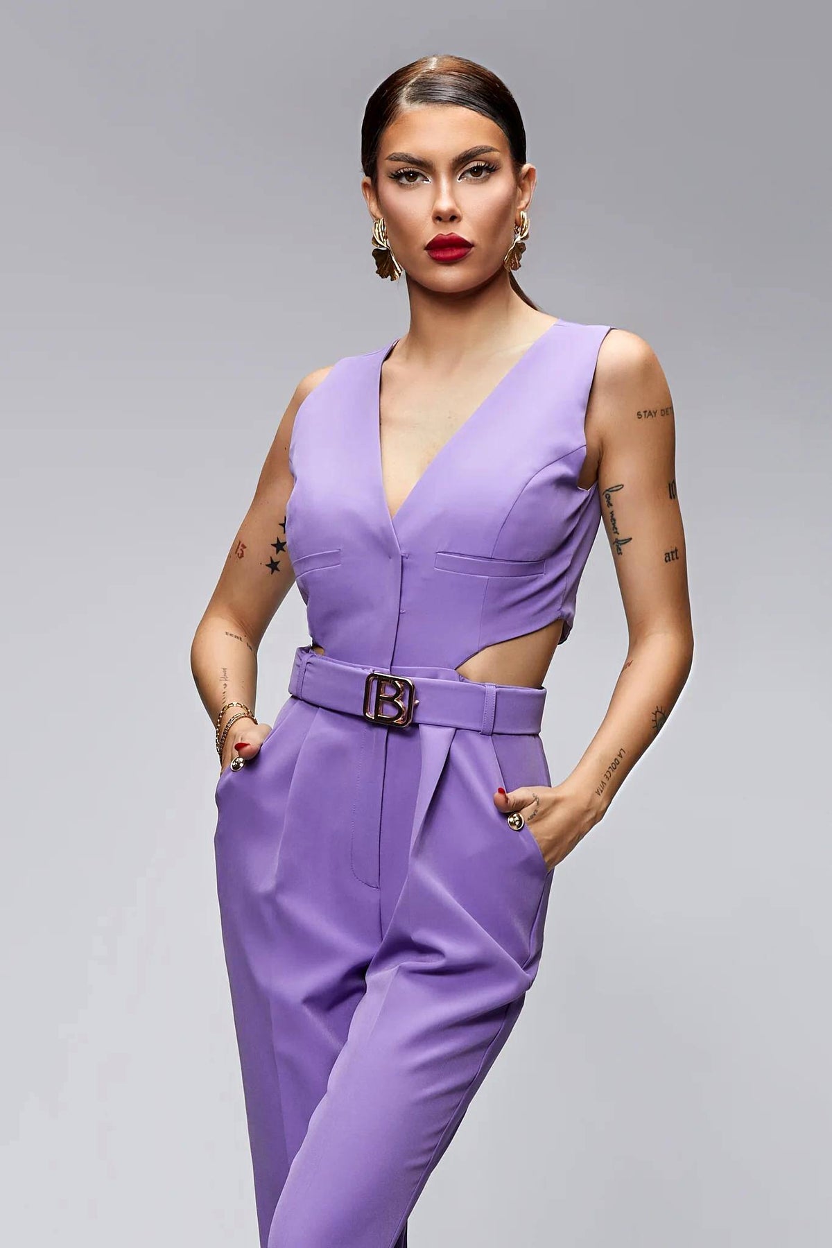 Salopette elegante lilla lavanda Bby con cintura e accessori, vestibilità femminile e dettagli raffinati.