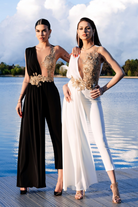 Tuta elegante nera alla romana Bby con corpetto in tulle a fiori dorati e strascico laterale, abbigliamento femminile sofisticato