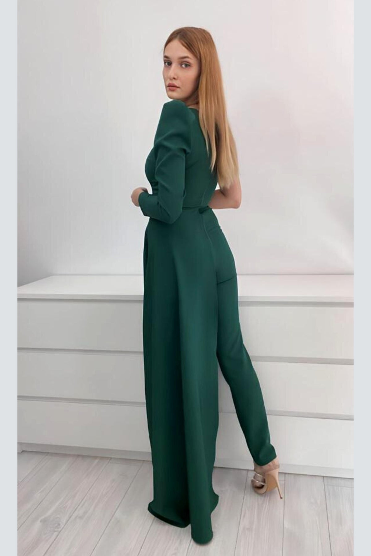 Salopette elegante verde smeraldo Moda-Mania con strascico laterale e applicazioni floreali 3D, stile sofisticato e moderno.