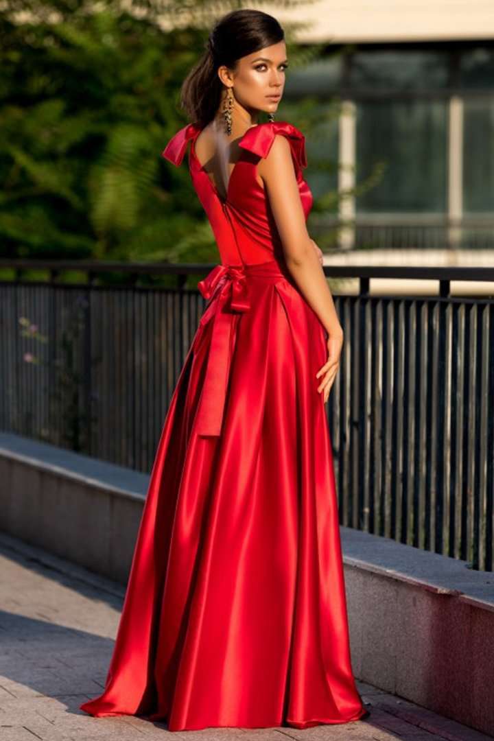 Abito lungo svasato rosso Artista con corpino, fiocchi sulle spalle e cordoncino, vestito elegante e femminile.