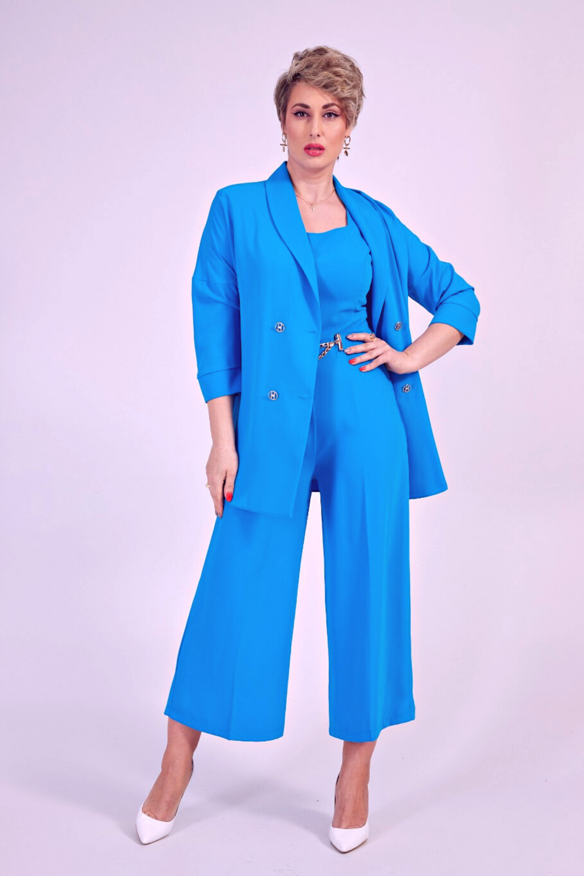 Completo curvy blu cobalto Moda-Mania con giacca doppiopetto e pantaloni a gamba larga con cintura, elegante e accessoriato.