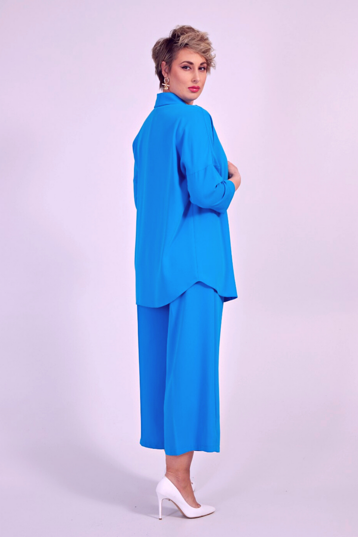 Completo curvy blu cobalto Moda-Mania con giacca doppiopetto e pantaloni a gamba larga, accessoriato con cintura, look elegante e moderno.