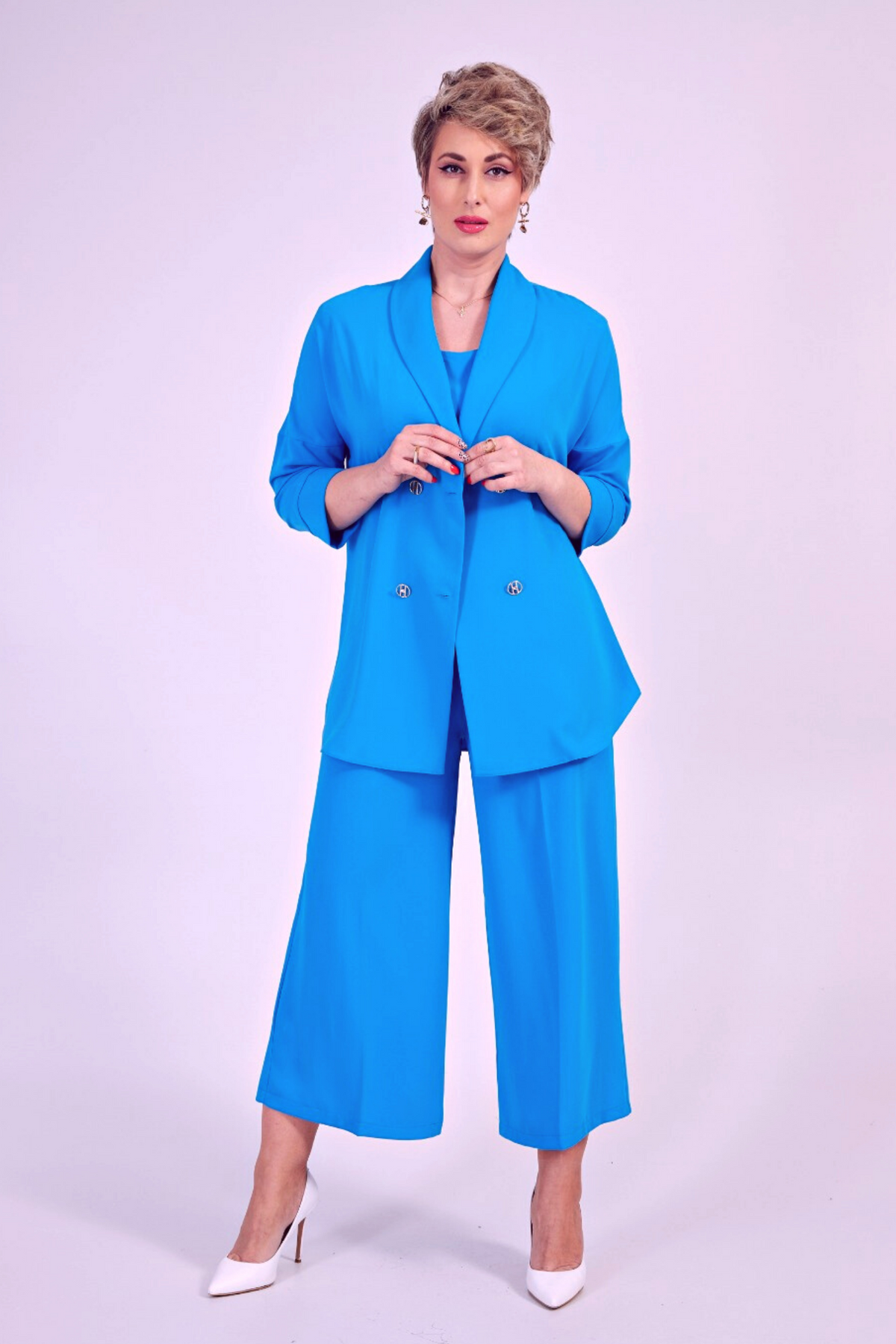 Completo curvy blu cobalto Moda-Mania, giacca doppiopetto e pantaloni a gamba larga con cintura, look elegante e accessoriato