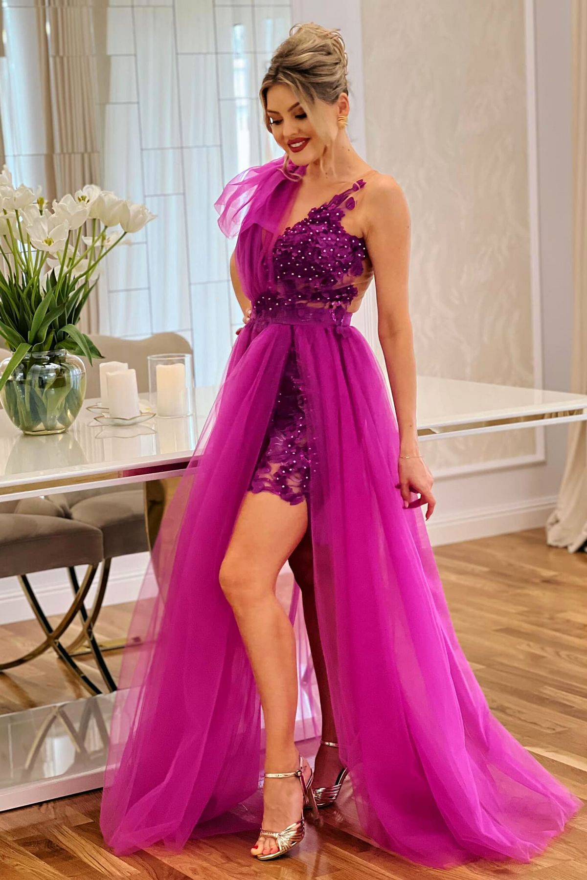 Abito lungo in tulle magenta Moda-Mania con corpetto fiorato 3D, fiocco su una spalla, elegante e femminile.
