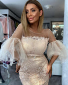 Abito midi aderente beige in pizzo con maniche a campana in tulle e cintura, abiti corti Moda-Mania.