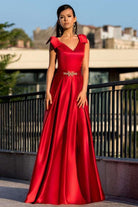 Abito lungo svasato rosso Artista con corpino, fiocchi sulle spalle e cordoncino, in tessuto leggero e elegante.