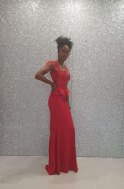 Abito lungo rosso elegante Fofy con corpetto in paillettes, balza in vita e dettagli in piume, ideale per occasioni speciali.