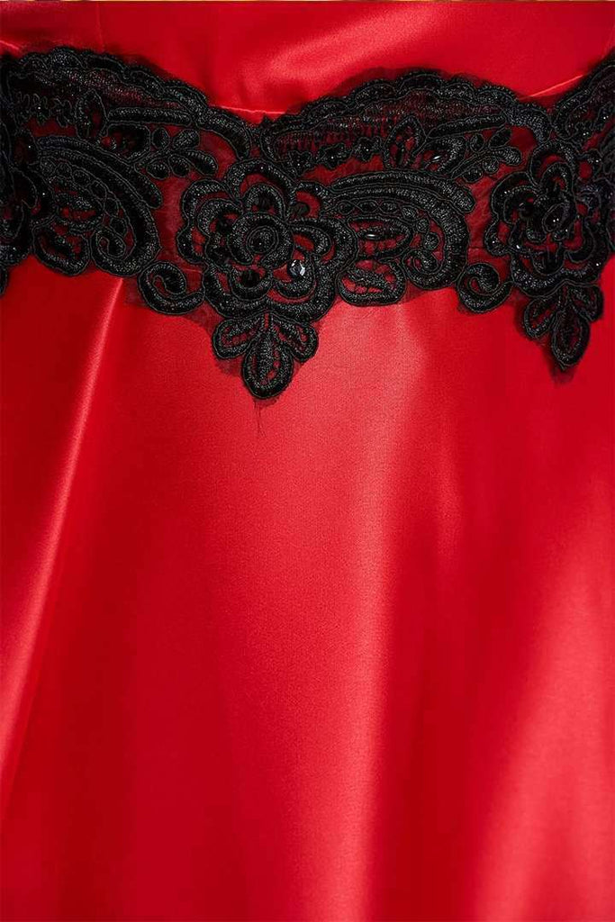 Abito lungo svasato rosso Artista rosso con merletto nero decorativo e scollatura a barchetta e spacco profondo