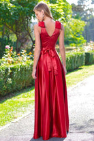 Abito lungo svasato rosso Artista con corpino e fiocchi sulle spalle, dettaglio con cordoncino, in tessuto leggero e elegante.