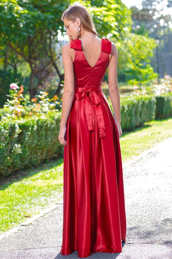 Abito lungo svasato rosso Artista con corpino e fiocchi sulle spalle, dettaglio con cordoncino, in tessuto leggero e elegante.