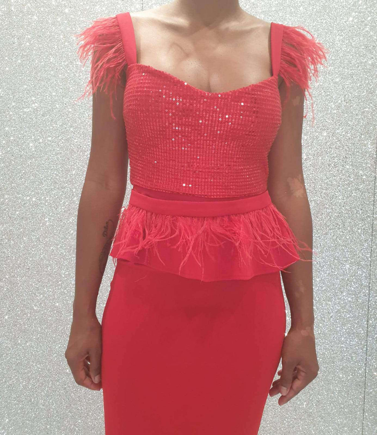 Abito lungo rosso elegante Fofy con corpetto in paillettes, balza in vita e dettagli con piume, perfetto per occasioni speciali.