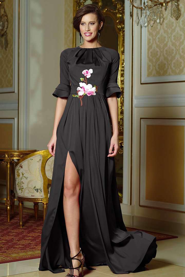 Abito lungo svasato nero Artista con ricamo floreale davanti, maniche a tre quarti con volants, stile elegante e femminile.