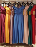 Abito lungo svasato blu celeste in taffetà con scollo a barchetta e spacco laterale, by Moda-Mania, vestibilità elegante.