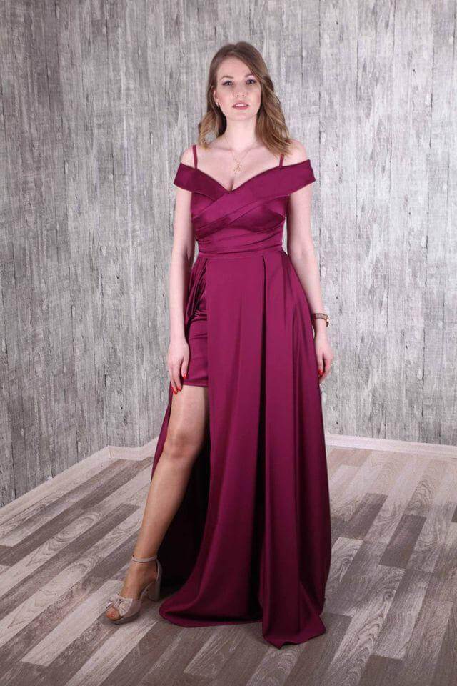 Abito lungo svasato magenta in taffetà con scollo a barchetta e spacco laterale, moda-Mania, dettaglio su tessuto e design elegante