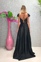 Abito lungo svasato nero Moda-Mania con corpetto in tulle a fiori 3D e gonna in taffetà, elegante e femminile.