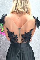 Abito lungo svasato nero Moda-Mania con corpetto in tulle a fiori 3D e gonna in taffetà, elegante e femminile.