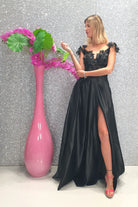 Abito lungo svasato nero Moda-Mania con corpetto in tulle a fiori 3D e gonna in taffetà, elegante e femminile.