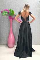 Abito lungo svasato nero Moda-Mania con corpetto in tulle a fiori 3D e gonna in taffetà, elegante e femminile.