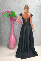 Abito lungo svasato nero Moda-Mania con corpetto in tulle a fiori 3D e gonna in taffetà, elegante e femminile.