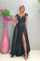 Abito lungo svasato nero Moda-Mania con corpetto in tulle a fiori 3D e gonna in taffetà, elegante e femminile.