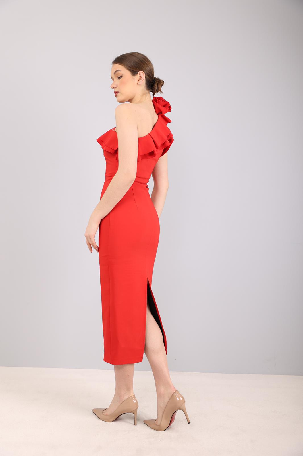 Abito midi rosso Moda-Mania, mono spalla con volant, spacco posteriore profondo, tessuto elegante e rifinito.