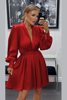 Abito corto rosso a manica lunga con scollo a V e gonna a ruota allacciabile in vita, firmato Moda-Mania.
