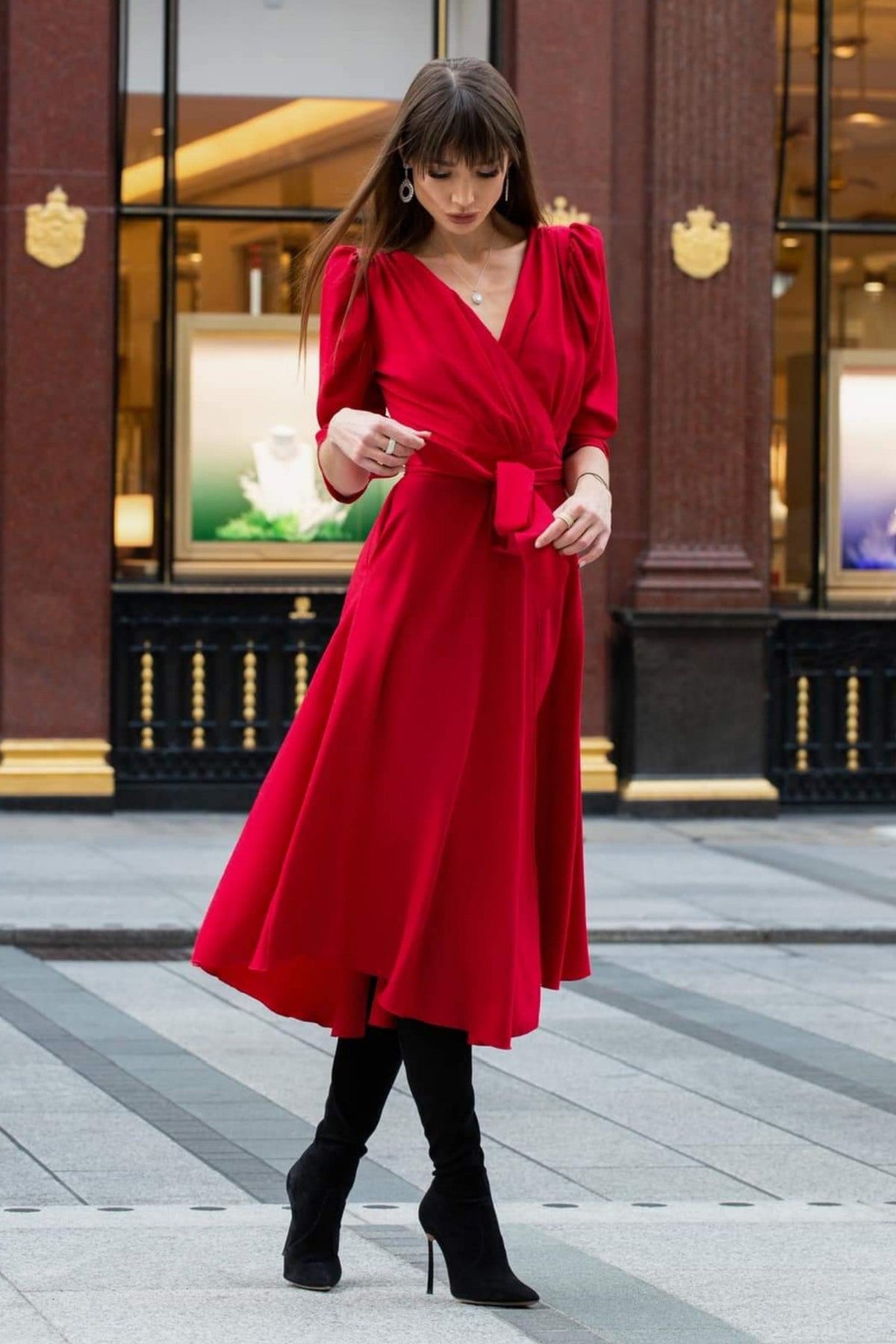 Abito midi rosso svasato con maniche a sbuffo, allacciabile in vita e spacco laterale, di Moda-Mania.