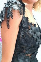 Abito corto svasato nero Moda-Mania con corpetto in tulle a fiori 3D e gonna in taffetà, ideale per occasioni eleganti.