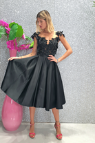 Abito corto svasato nero Moda-Mania con corpetto in tulle a fiori 3D e gonna in taffetà, dettagli eleganti e femminili.