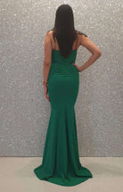 Abito lungo verde Chanttal a sirena con ricami floreali neri e dorati, tessuto elegante e dettagli raffinati.