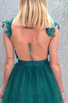 Abito lungo svasato verde smeraldo con gonna in tulle e corpetto a fiori 3D, firmato Moda-Mania.