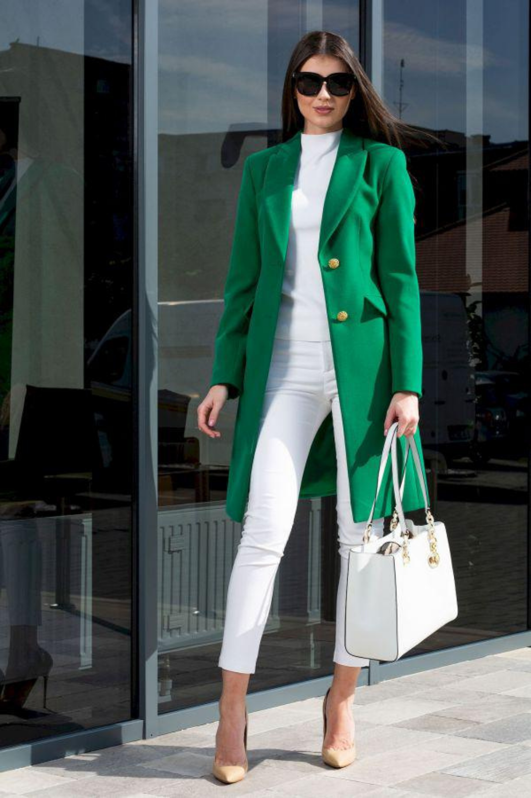 Cappotto verde in misto lana Moda-Mania con scollo a V, revers, tasche a pattina e bottoni dorati metallici.