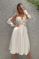 Abito bianco princess midi di Moda-Mania, con corpetto in tulle a fiori 3D e gonna svasata, abbigliamento elegante e femminile.