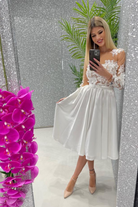 Abito bianco princess midi di Moda-Mania con corpetto in tulle a fiori 3D e gonna svasata, perfetto per occasioni eleganti.