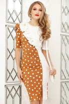 Abito corto Fofy color cammello e bianco a tubino con fantasia a pois e volants decorativi sul décolleté.