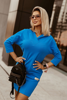 Abito casual sportivo blu in cotone con cappuccio e taglio a V, look Denim & Sportivo, Moda-Mania.